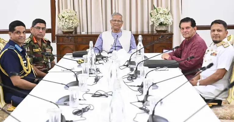 প্রধান উপদেষ্টা ও  তিন বাহিনীর প্রধান